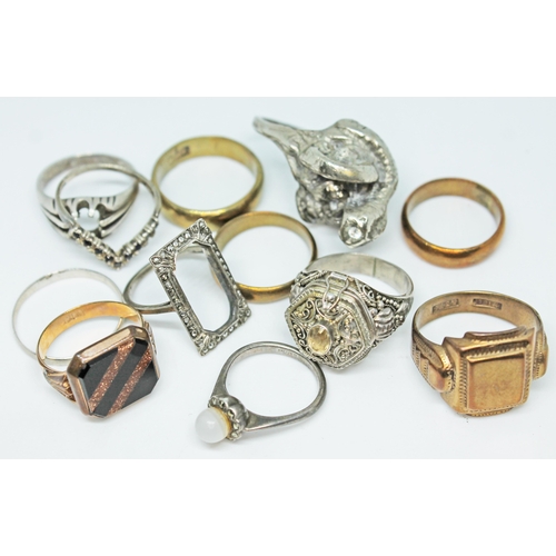 161 - A quantity of white and yellow metal rings, various marks and sizes.