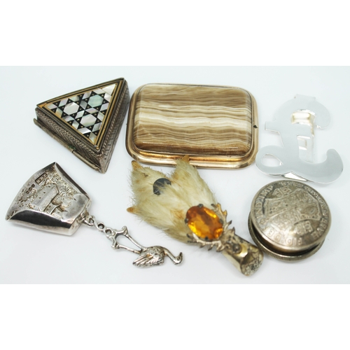 162 - A mixed lot comprising a yellow metal mounted agate brooch, a hallmarked Scottish silver hares foot ... 