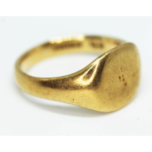 173 - A hallmarked 18ct gold signet ring, wt. 8.8g, size Q.