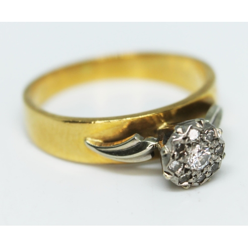 177 - An 18ct gold diamond cluster ring, marked '18c', gross wt. 4.2g.