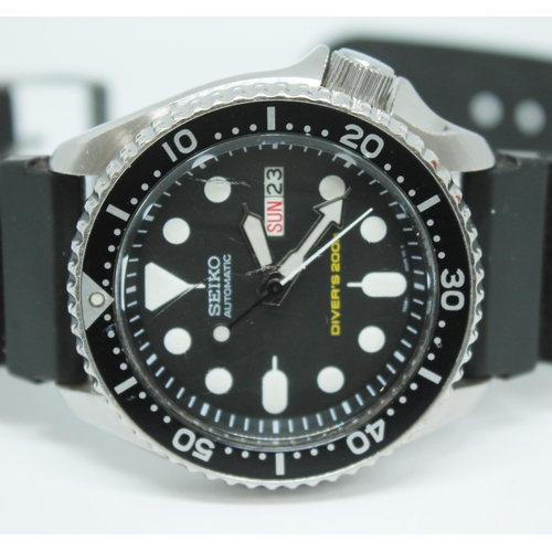 181 - A Seiko automatic scuba diver's 200m stainless wrist watch, ref. 472209, black dial with lumi hour m... 