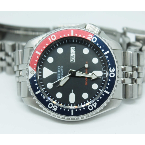 182 - A Seiko automatic scuba diver's 200m stainless wrist watch, ref. 700145, navy blue dial with lumi ho... 