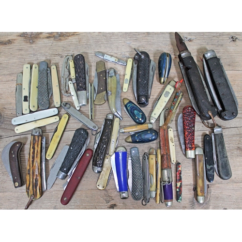 227 - A mixed lot of vintage pen knives.