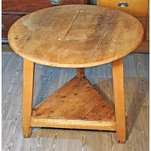 84 - A 19th century pine cricket table, diam. 82cm & height 72cm.