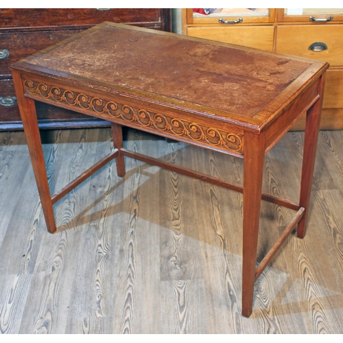 86 - A 1930s leather top writing table, width 99.5cm, depth 55.5cm & height 76cm.