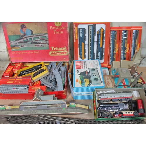 515 - A large box of  model railway including Triang 00 1950s Princess Elizabeth passenger train, tender a... 