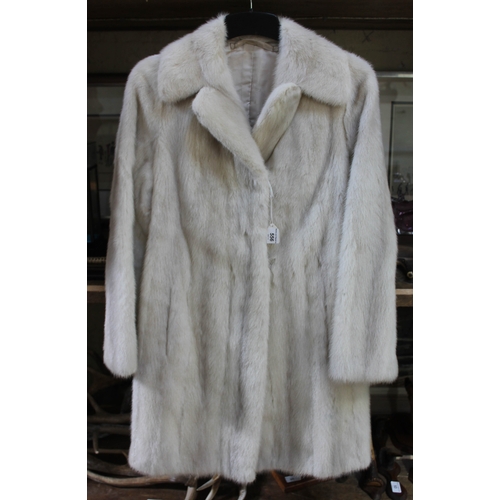 556 - A vintage half length blonde mink fur coat, size 6 - 8 UK.