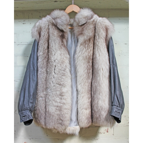 559 - A vintage fox fur and leather jacket, hips length, size 8 - 10 UK, having leather sleeves and 2 side... 