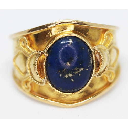 240 - An 18ct gold ring set with a lapis lazuli cabochon, marked '750', gross wt. 4.1g, size Q.