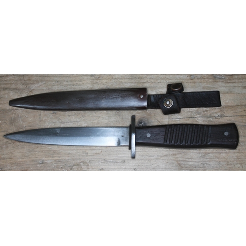 396 - A WWII German trench knife, single edge steel blade stamped 'GOTTLIEB HAMMESFAHR SOLINGEN. FOCHE', t... 
