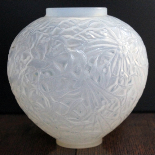 404 - A Lalique Gui vase, etched 'R. Lalique France No. 948', height 16.5cm.