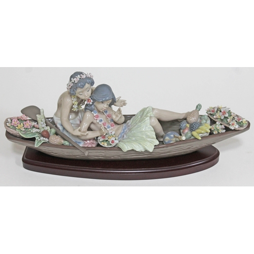 418 - A Lladro Galanteo Hawaiano Lover's Paradise figure Ref. 05779 with wooden plinth, length 42cm.