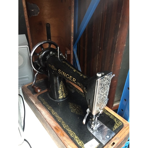 90 - A hand crank Singer sewing machine in wooden case, model number : Y9876512