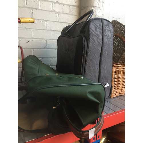 181 - A suitcase and a travel holdall