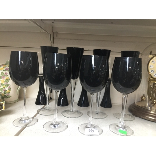 569 - 12 wine glasses with black stems or bowls