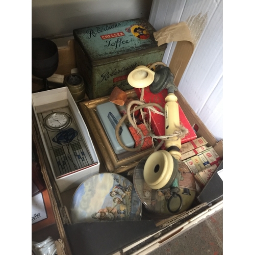 595 - A box of collectables