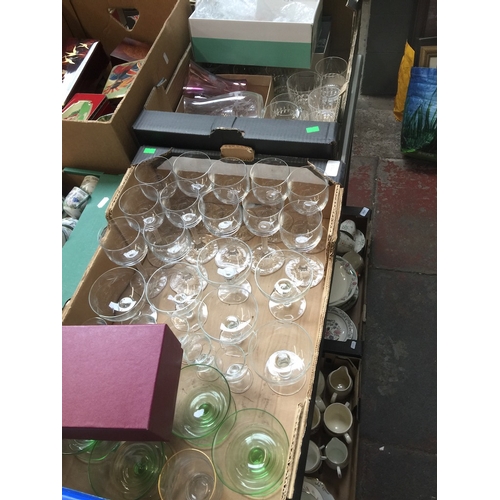 600 - 2 boxes of drinking glasses