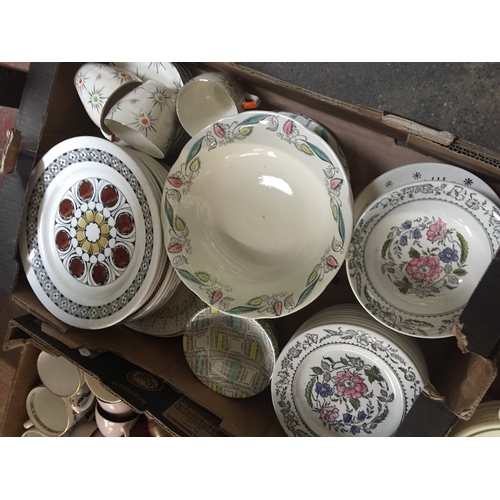 604 - A box of retro 1950s dinnerware