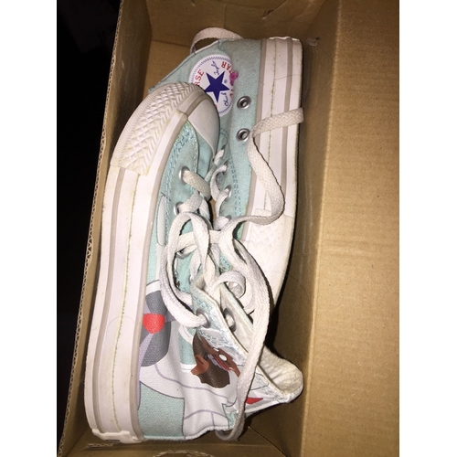 67 - A pair of Converse youth shoes, size 11 YTH.