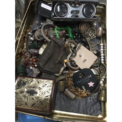 680 - Tray of mixed jewellery etc