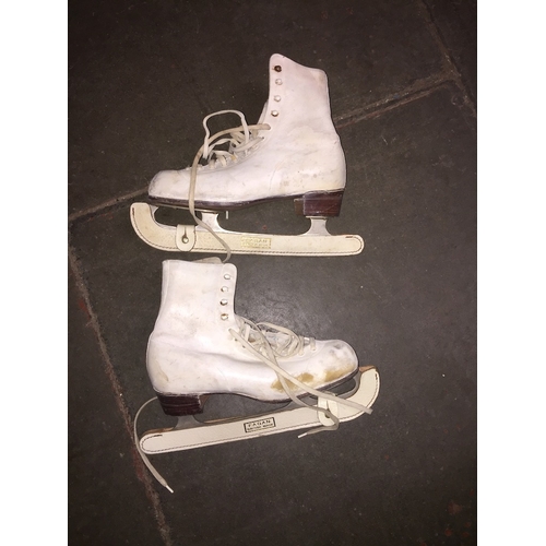 87 - A pair of ice skates, size 9