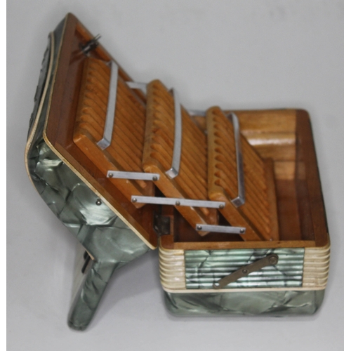 332 - A 1950s novelty fold out musical cigarette box in the form of an accordion.