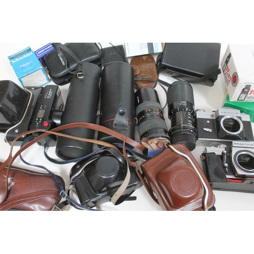 183 - A quantity of vintage cameras and accessories.