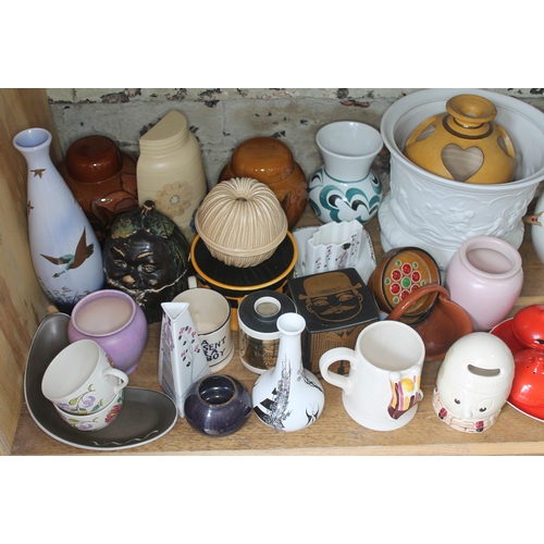 209 - Approx. 35 pieces of mainly English pottery including CArlton Ware, Poole, and also with a few items... 