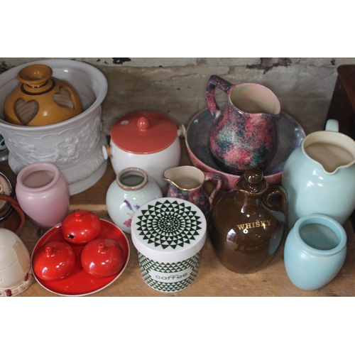 209 - Approx. 35 pieces of mainly English pottery including CArlton Ware, Poole, and also with a few items... 