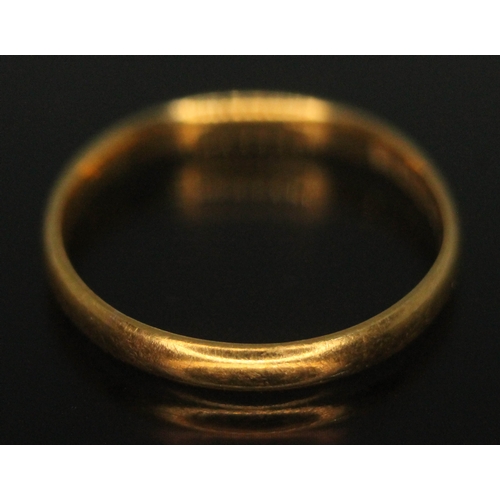 170 - A hallmarked 22ct gold wedding band, wt. 1.72g, size I.