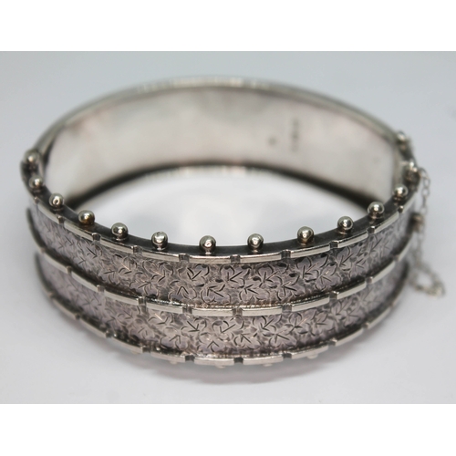 255 - A hallmarked silver bangle, diam. 5.5cm.