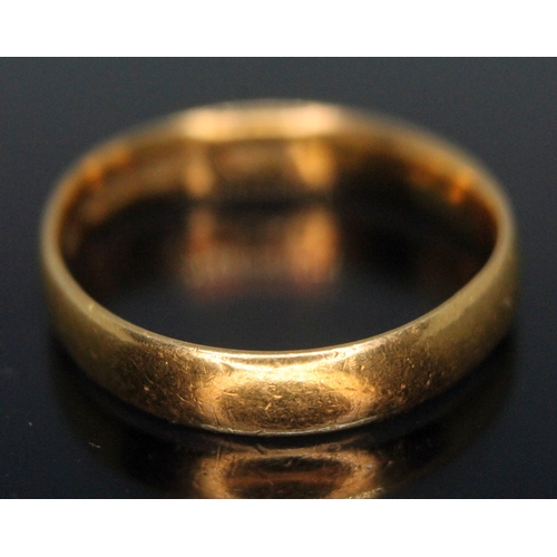 260 - A hallmarked 22ct gold wedding band, wt. 3.78g, size M.