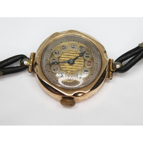 263 - A ladies Art Deco wrist watch, marked '9ct', with leather strap, case diam. 25mm.