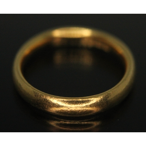 268 - A hallmarked 22ct gold wedding band, wt. 4.90g, size K/L.