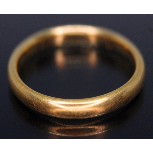 299 - A hallmarked 22ct gold wedding band, wt. 5.33g, size Q.