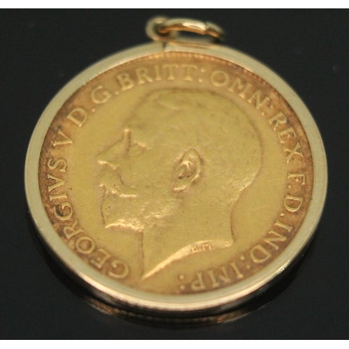 96 - George V 1912 half sovereign in hallmarked 9ct gold mount, gross wt. 4.45g.