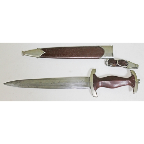 392 - A German WWII Third Reich SA dagger, the brown wooden handle with inlaid 'SA' logo and swastika, gua... 