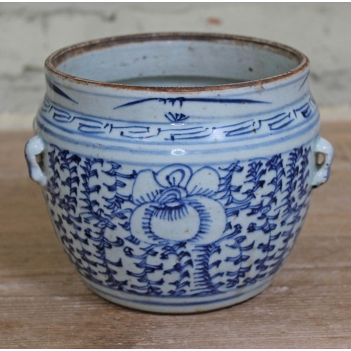 430 - A Chinese Ming Dynasty blue and white jar, height 14cm.