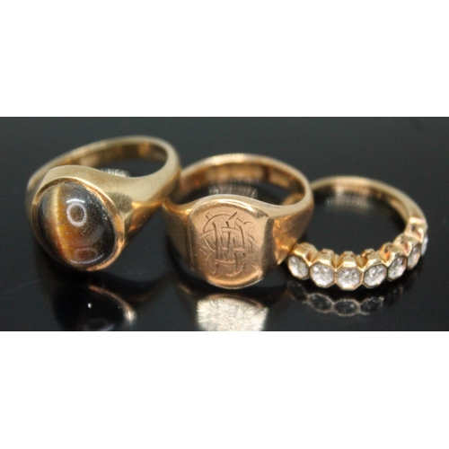 479 - A group of three hallmarked 9ct gold rings comprising one set with a tiger's eye cabochon, a signet ... 