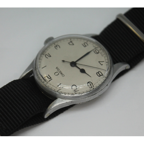 108 - A 1942 stainless steel Omega wristwatch ref.10521577, possibly military air force, with signed white... 