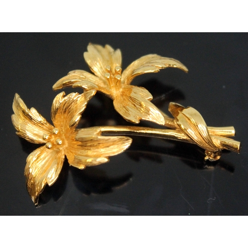 104 - A floral spray brooch, marked '375', length 42mm, wt. 7.96g.