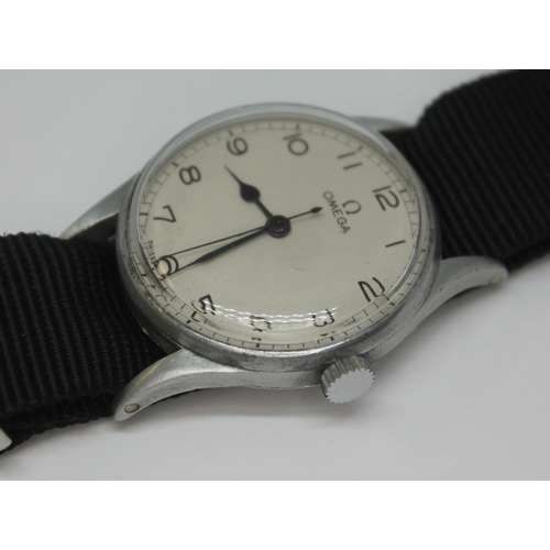 108 - A 1942 stainless steel Omega wristwatch ref.10521577, possibly military air force, with signed white... 