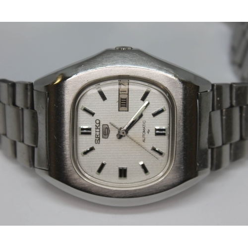 131 - A vintage stainless steel Seiko 5 automatic wristwatch 7009-5010 with signed silver textured dial, h... 