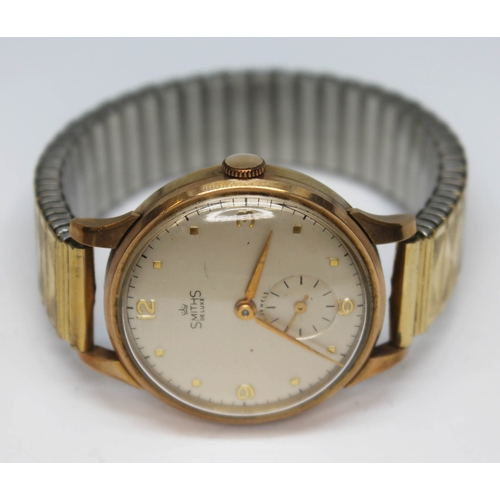 149 - A 1950s Smiths De Luxe hallmarked 9ct gold wristwatch with champagne signed dial, Arabic numerals, h... 