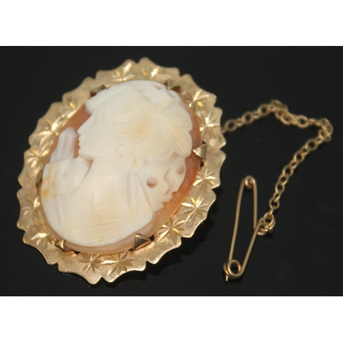 185 - A hallmarked 9ct gold mounted cameo brooch, length 37mm, gross wt. 7.31g.