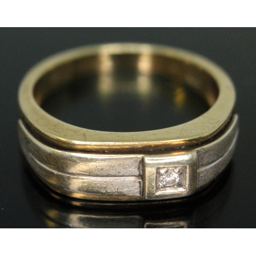 189 - A gent's two colour diamond ring, 9ct gold import marks, gross wt. 6.25g, size U.