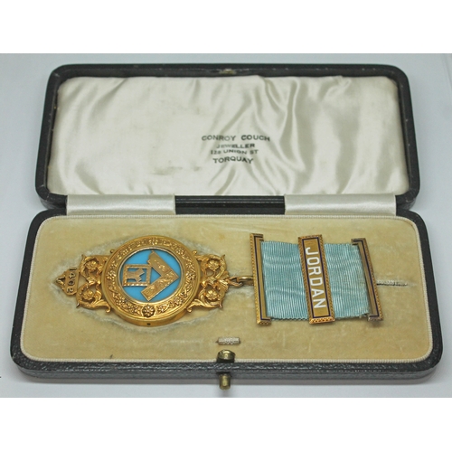 257 - A yellow and gilt metal Masonic medal fitted in original case, the three bars marked '9c', wt. 9.71 ... 