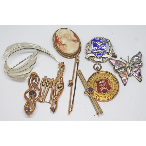 263 - A mixed lot comprising a hallmarked 9ct gold cricket medal, four bar brooches, gross wt. 12.66g and ... 