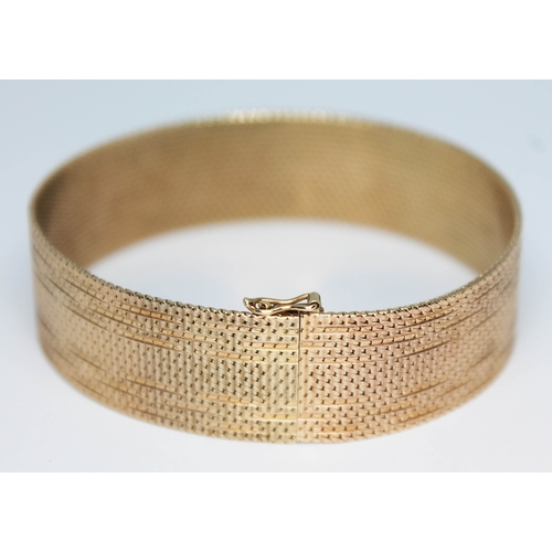 130 - A 9ct gold linked bracelet strap, marked 9.375 with Birmingham import duty marks, dated 1994, length... 