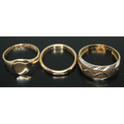 131 - A group of three hallmarked 9ct gold rings, gross wt. 8.47g, sizes P, Q & V.